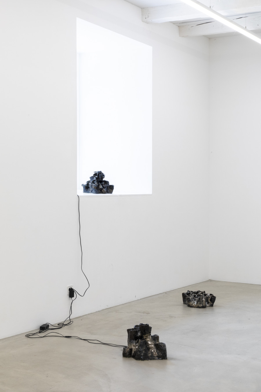 Installation view, Leonardo Bürgi Tenorio, soil memories & end of summer, glazed ceramic, water, aroma diffusor, hydrolate, variable dimensions 2024. Photo credit: Nina Rieben ©