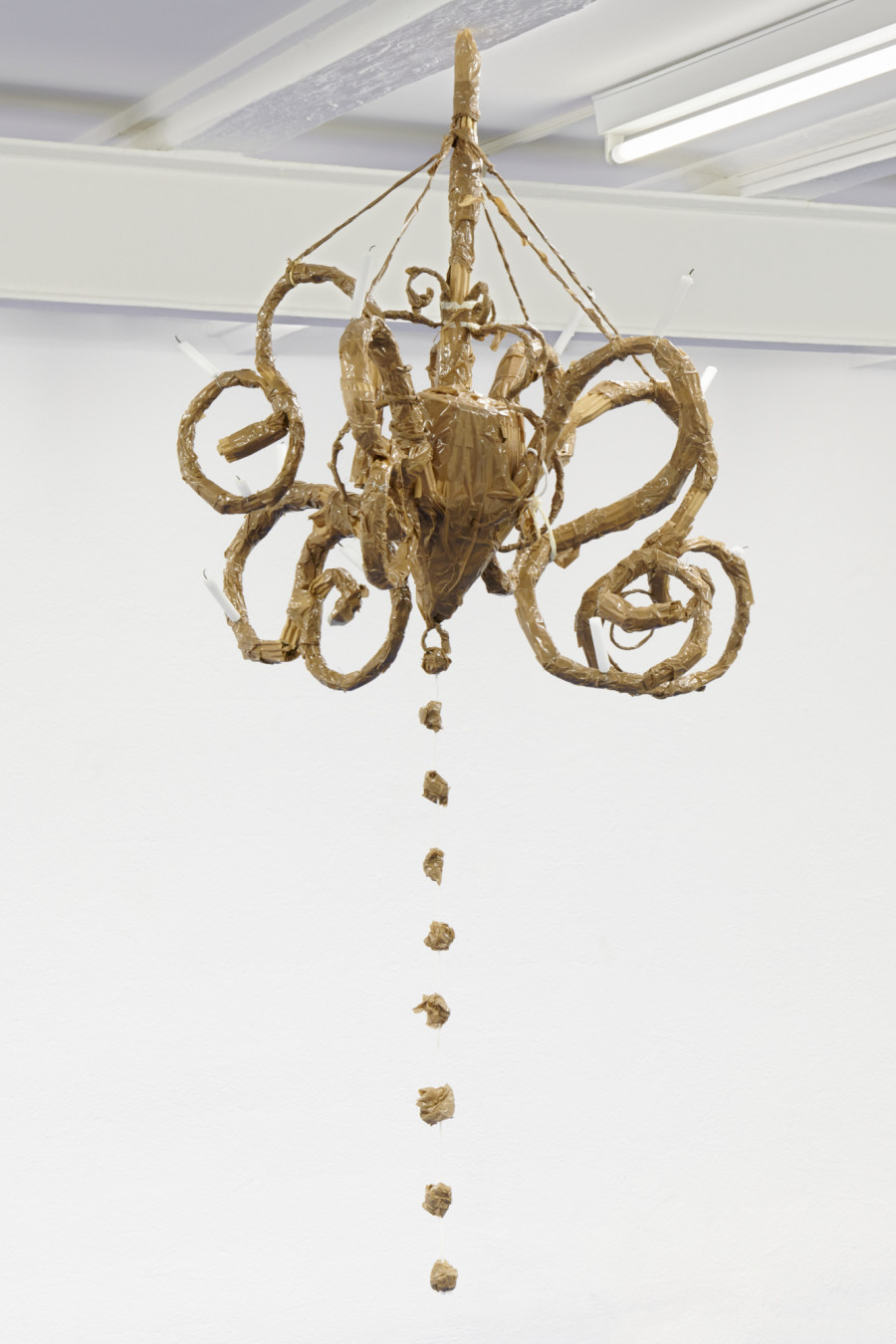 Jeremy, Un chandelier, 2021/ Photo: Guillaume Python / Courtesy: the artist and WallStreet
