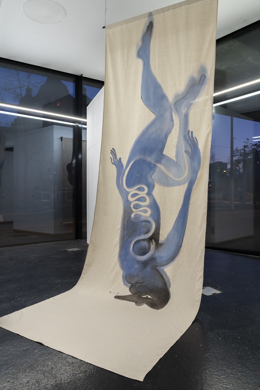 Carlotta Bailly-Borg, Fall with visitor, 2022. Acrylic on canvas, steel. 430 x 140 cm. Courtesy of the artist, VITRINE and Ballon Rouge. Photographer Marcel Scheible.