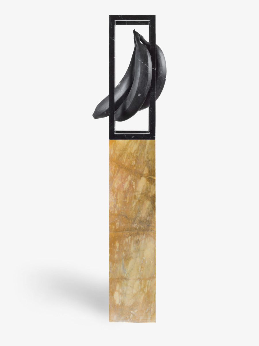 Claudia Comte, Suspended Marble Banana (Study), 2019. Schwarzer Marquinia Marmor, 84 x 51.5 x 40 cm; Sockel, 120 x 24.7 x 31 cm. KÖNIG GALERIE, Berlin/London/Seoul © Claudia Comte. Foto: Roman März