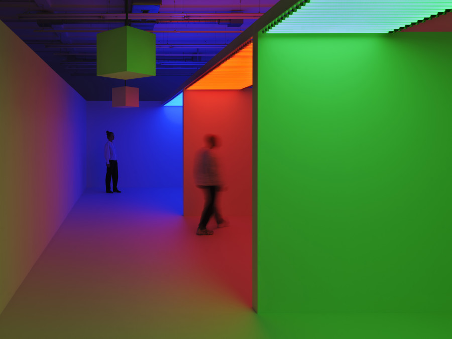 Carlos Cruz-Diez, Chromosaturation, 1965/2024, Chromatic environment comprising three rooms with blue, red, and green lighting, geometric elements, 12.5 x 5 x 2.50 m. Exhibition view, Museum Haus Konstruktiv, 2024. Photo: Conradin Frei © Carlos Cruz-Diez / Bridgeman Images, Paris 2024