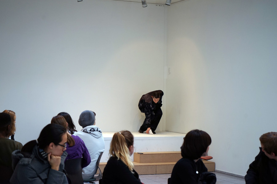 in Kollaboration mit Anastasia McCammon, "a class on water", Performance 45 min. in Englisch, innerhalb Martina Mächler - from a lexicon of gestures, Kantonsschule Zürich Nord, 2019 (Foto: Esther Neff)