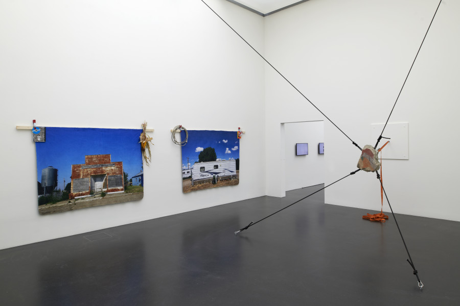 Ausstellungsansicht zentral!, Kunstmuseum Luzern, 2021, mit Werken von Stephan Wittmer und Simon Kindle, Foto: Franca Pedrazzetti