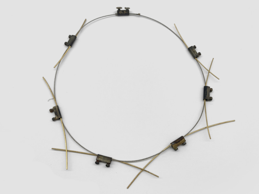 Bernhard Schobinger, Elektro Boogey, 1991, Necklace made of fine gold, stainless steel, electrical fittings, 20.3 x 18.7 x 0.7 cm, Neckline 50 cm