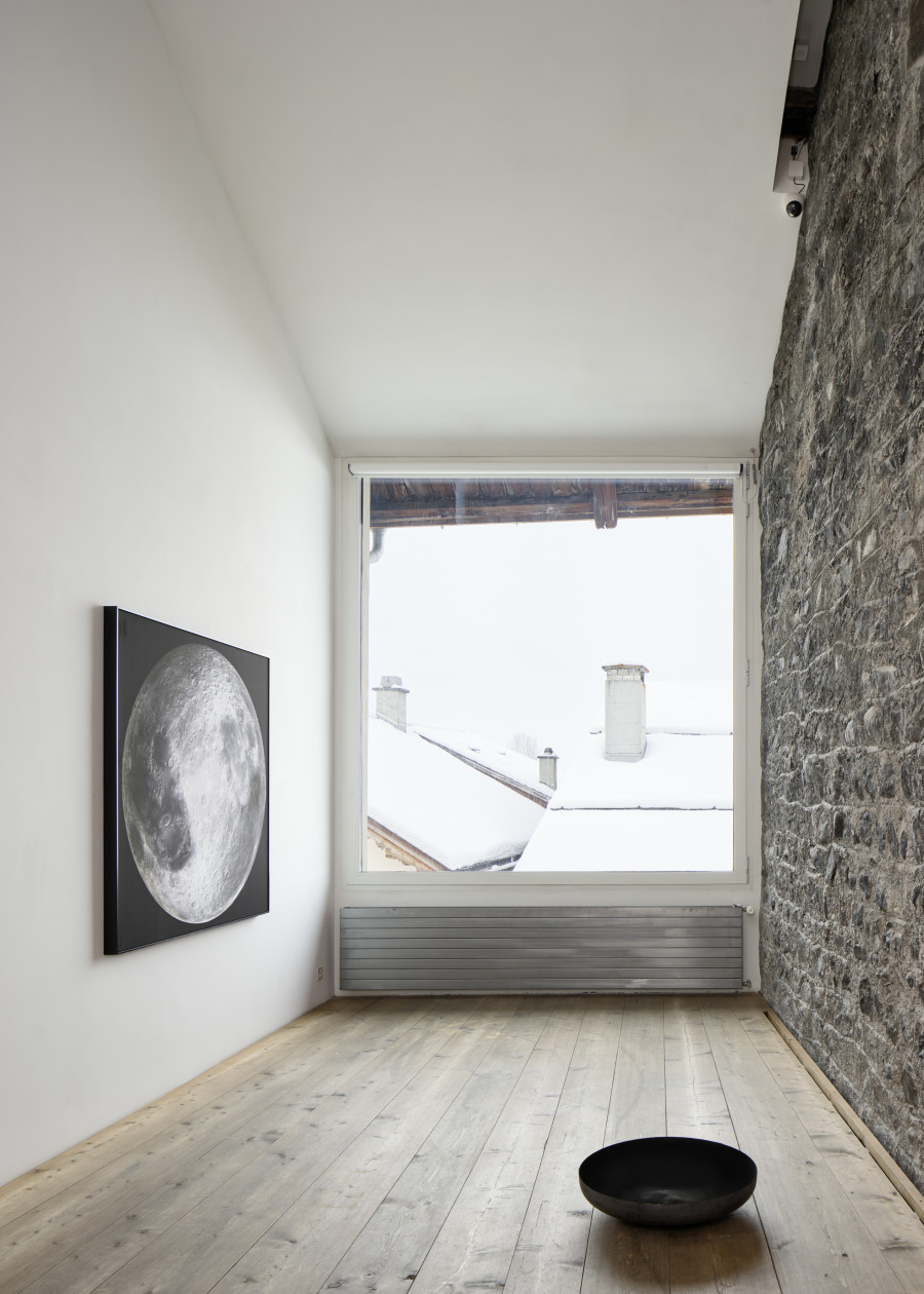 Exhibition view, Su-Mei Tse, Far Side of the Moon, 2022, photographie on dibond, floating frame, 150 x 150 x 4 cm, 1/5, Ashes, 2022, Glass bead sand, black pigment, steel shell, 60 x 60 x 14 cm, 1/3. Photo: Ralph Feiner, Courtesy of the artist and Galerie Tschudi