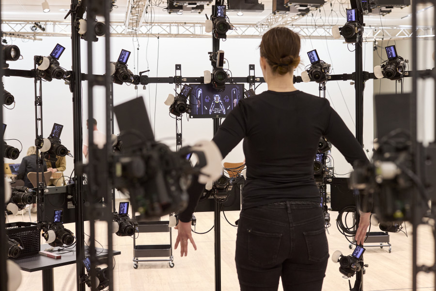Installation view, Fondation Beyeler, Riehen/Basel, 2025, Jordan Wolfson (*1980), Little Room, 2025, 3D scanning booth, VR headset, high-definition video, Dimensions variable. © Jordan Wolfson. Courtesy Gagosian, Sadie Coles HQ, and David Zwirner. Photo: Mark Niedermann