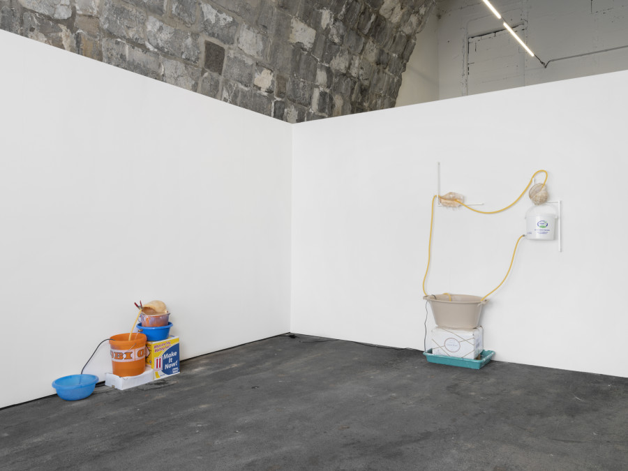 Installation view, Vanessa Safavi, WAVES IN THE CLOSET, Tunnel Tunnel, Lausanne, 2025. Photo credit: Julien Gremaud