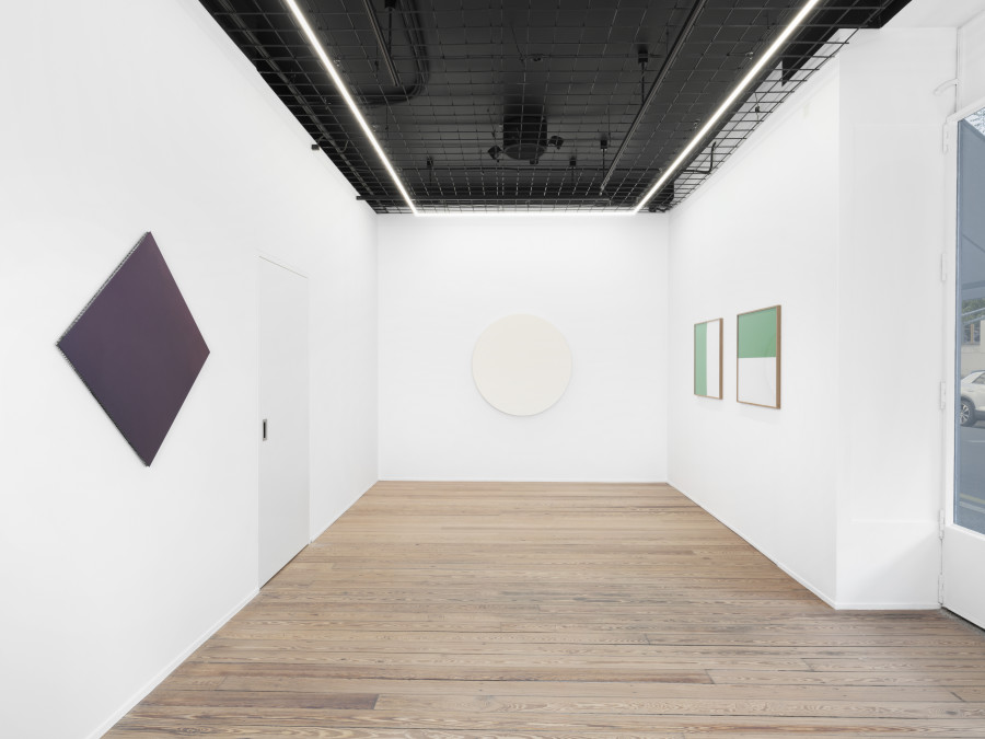 Olivier Mosset, installation views, 2023, galerie lange + pult Geneva. Photo credit: Julien Gremaud