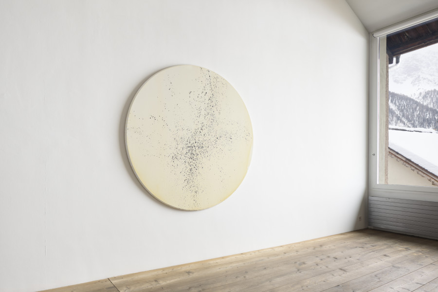 Callum Innes, Untitled, 2022, Oil and shellac on birch ply, 180 cm ø. Photo: Ralph Feiner, Courtesy of the artists and Galerie Tschudi
