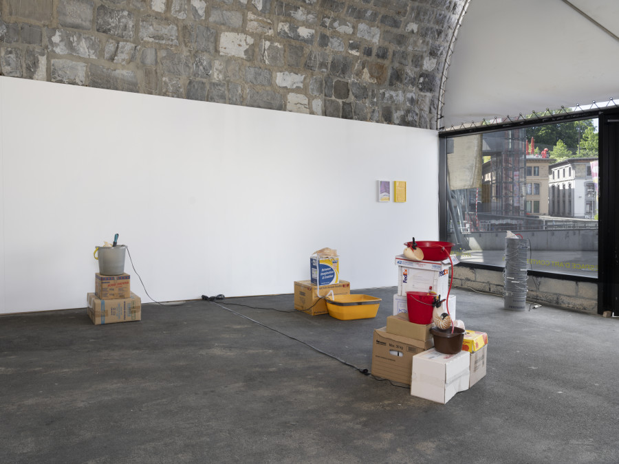Installation view, Vanessa Safavi, WAVES IN THE CLOSET, Tunnel Tunnel, Lausanne, 2025. Photo credit: Julien Gremaud