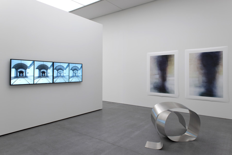 Jahresausstellung 2023 mit Werken von Gabriela Gerber/Lukas Bardill (links), Miguela Tamo (vorne), Jules Spinatsch (rechts). Photo credit: Thomas Strub
