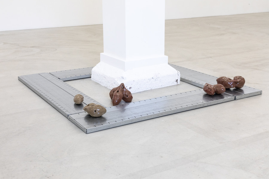 Installation view, Leonardo Bürgi Tenorio, from wind to lung, glazed ceramics, variable dimensions, Margherita Raso, Sidesteps, metal shelves, 160 x 160 x 3.5 cm, 2024. Photo credit: Nina Rieben ©