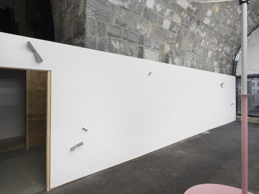 Installation view, Judith Kakon, Violets, lilacs, iodine, and violence, Tunnel Tunnel, Lausanne, 2025-2026. Photo credit: Julien Gremaud