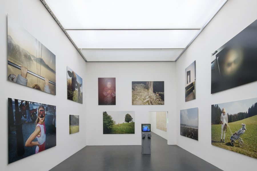 Ausstellungansicht Durch Raum und Zeit. Künstlerische Universen aus der Sammlung, Kunstmuseum Luzern, 2022, mit Werken von Stefan Banz, Foto: Marc Latzel