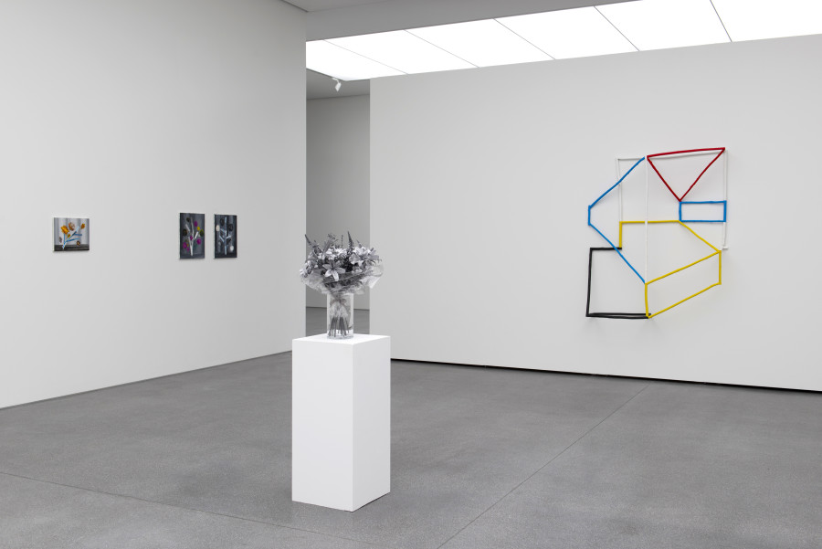Jahresausstellung 2023 mit Werken von Rafael Grassi-Hidalgo (links), Dominique Feufen (vorne), Gianin Conrad (rechts). Photo credit: Thomas Strub