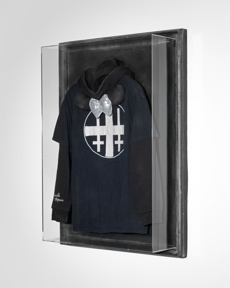 Julian-Jakob Kneer, FANATIC (7), 2025, Archival Deathlike Silence Productions t-shirt, Minnie Mouse hoodie,
cast rubber and acrylic glas vitrine, 106 x 76 x 22 cm. Courtesy the artist and Blue Velvet, Zurich. Exhibition views by Andrea Luca Ammann.