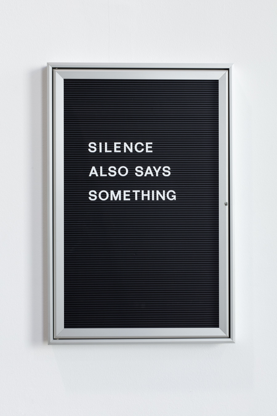 Bethan Huws, Untitled (SILENCE ALSO SAYS SOMETHING), 2022, Courtesy Galerie Tschudi, Zuoz und Zurich, Photo: Stefan Rohner