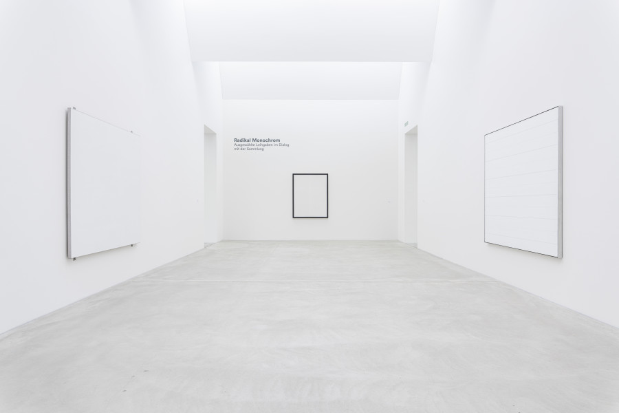 Ausstellungsansicht mit Werken von Jo Baer (*1929), Agnes Martin (1912 -2004) und Robert Ryman (1930 –2019 Manhattan). © 2024, ProLitteris, Zurich für die Werke von Anges Martin und Robert Ryman. Foto: Reto Kaufmann