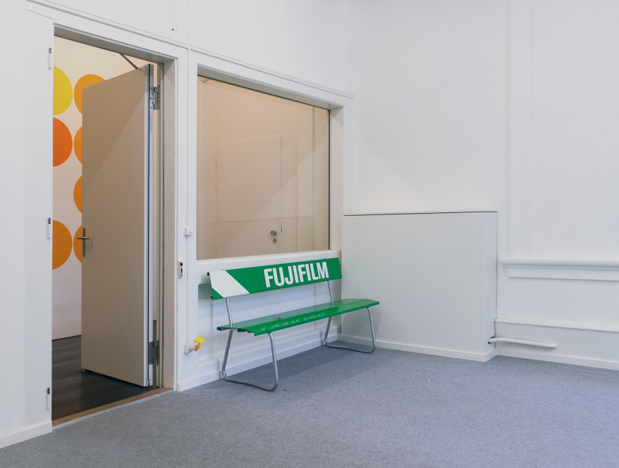 Gina Folly — « Bank III (Fujifilm) », Ausstellungsansicht / Installationsansicht / vue d’installation / installation view Kunsthaus Biel Centre d’art Bienne 2023. Courtesy of Le Fond de l’Air and all pictures by Le Fond de l’Air