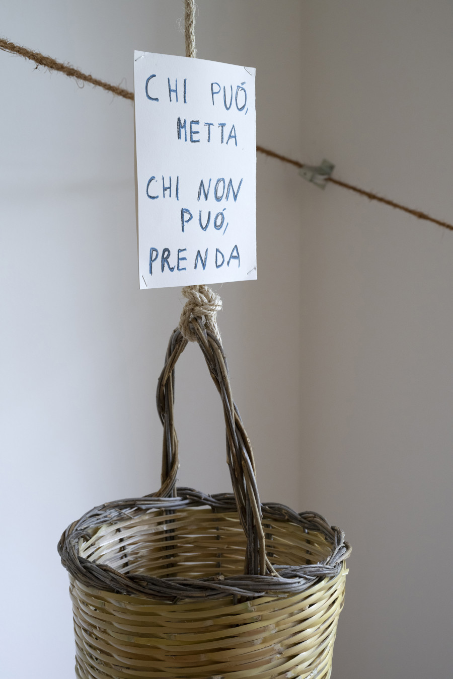 "Pulleys (Put In, Take Out / The Unanswered Question“, a sculptural situation. Pulleys, ropes, a Sicilian basket with sign, three musical instruments, variable dimensions, 2024/ Photo: Marco Blessano/ Courtesy: The artist and Fischer Art Advisory