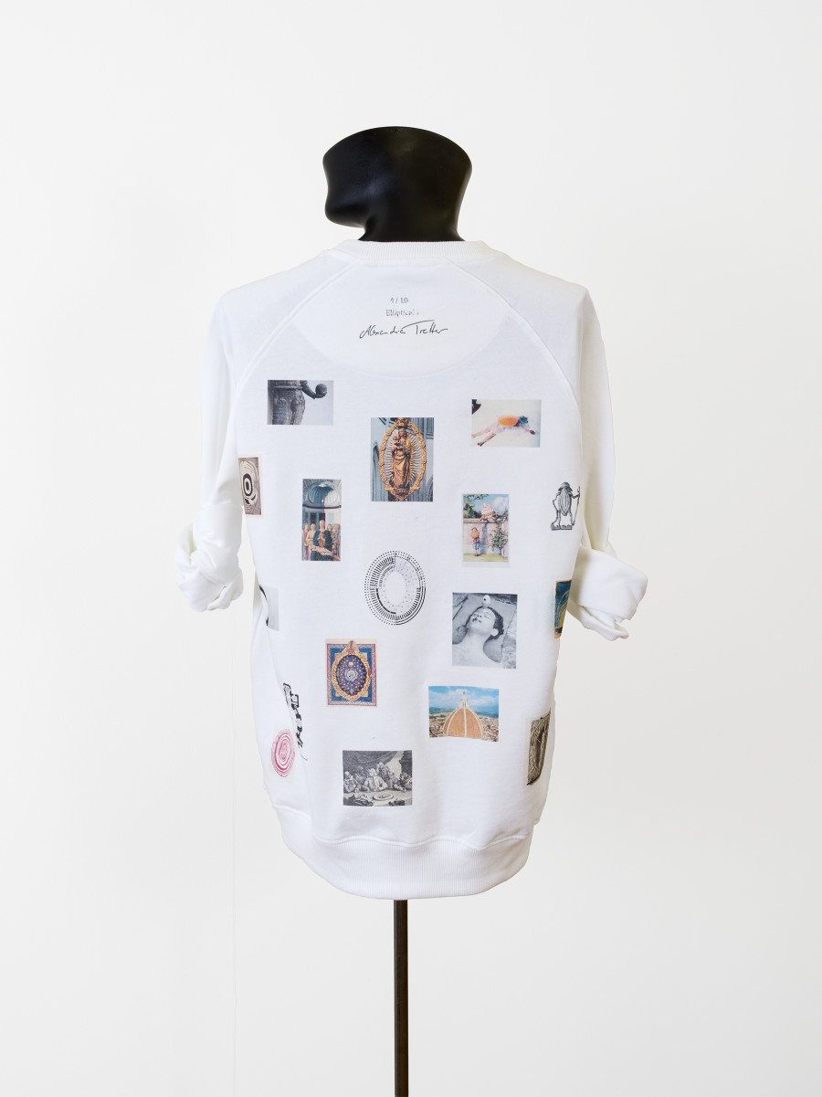 Alexandra Tretter, Elliptical I, 2021, Transfer Paper on Sweatshirt, Edition of 10 / Photo: CE / Courtesy: the Artist and Kirchgasse Gallery