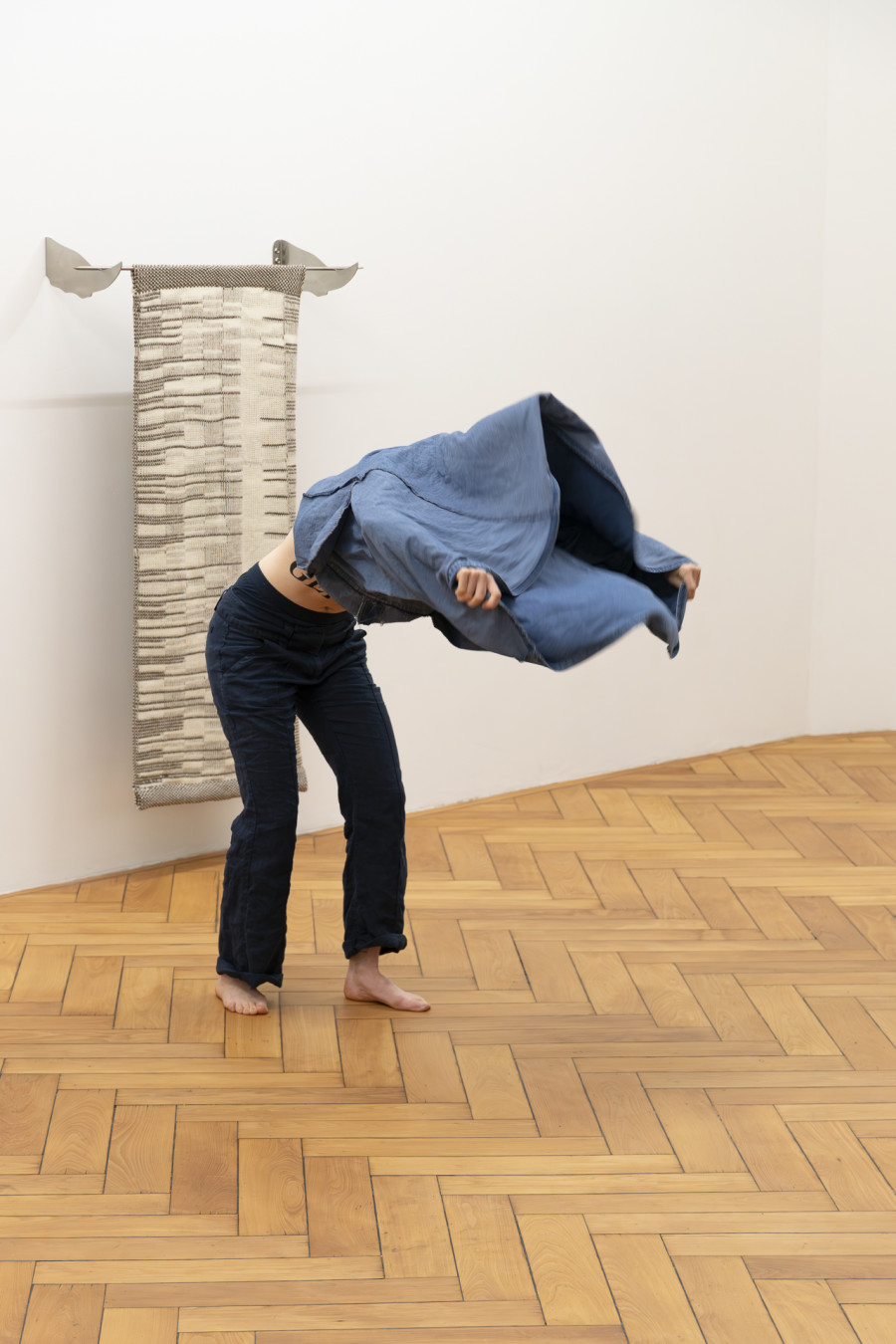 Asa Hendry, Die Rücken der Berge und andere Körper, performance view Stadtgalerie Bern, 2025. Photography: Thalles Piaget. Copyright and courtesy of the artists and Stadtgalerie, Bern