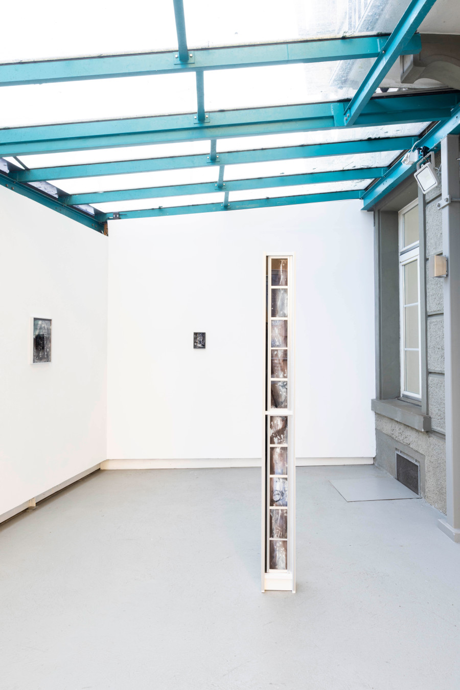 Sebastian Haas, “Still Tries to Hold Together”; from the Solo Show “Reminisce-Supports” at KALI Gallery, Lucerne, CH; Oil, spraypaint on reverse glass, plexiglass, carbon, aluminium, wood; 200 x 20 x 20 cm, 2026. Courtesy of the Artist and KALI Gallery. Photo by Kim da Motta