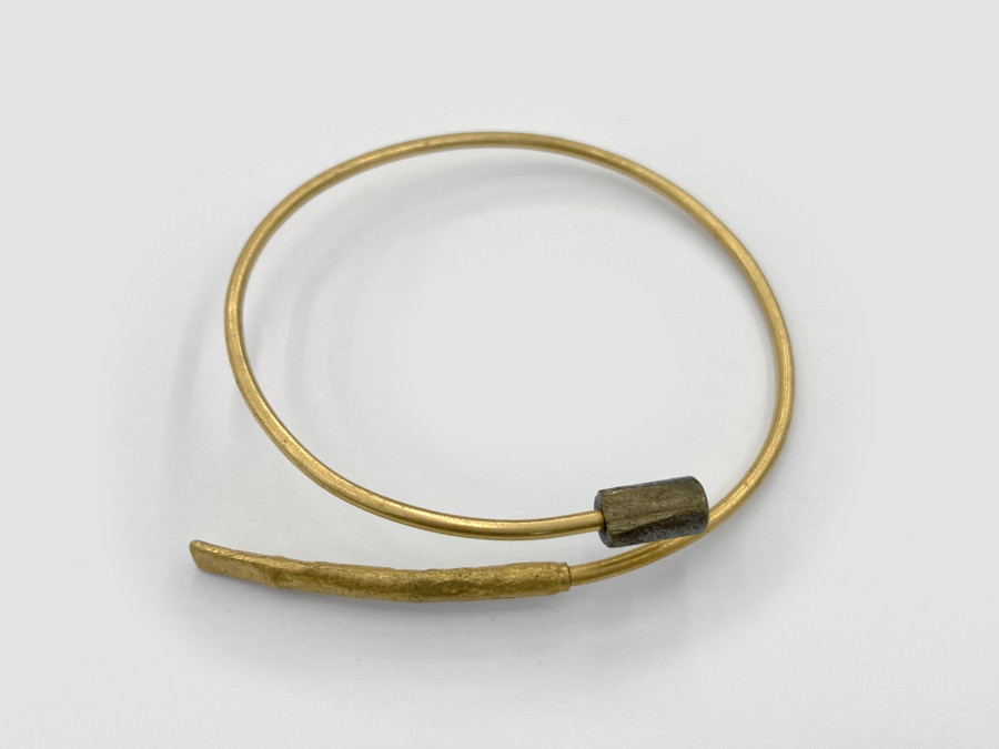 Bernhard Schobinger, Untitled, n.d., Arm cuff made of gold-plated stainless steel, copper fitting, 6.5 x 6.5 x 1.4 cm, inner ⌀ 6.2 cm