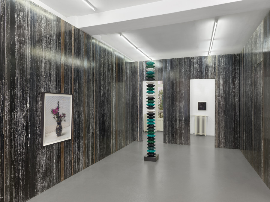 Exhibition view, Gregor Hildebrandt, Manchmal sehn ich mich nach einem fremdem Leben, Galerie Mezzanin, 2025-2026. Photo credit: Annik Wetter