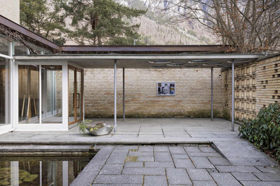 Nolan Lucidi, Bildersaal, Installation view Kunsthaus Glarus. Photo: Gina Folly, Kunsthaus Glarus 2026. Literary Architecture: Loèche-les-Bains (the light from the window lay across his chest, and I could not look away), 2026 Vitrine, Tintenstrahldruck auf Papier und Kunst- stofffolie, Scan einer Seite von “Giovanni’s Room” des Autors James Baldwin, digitale Kopie eines Aquarells von Lucien Happersberger (Les Vignes Fully, 1984) und weiteres Archivmaterial 92 × 67 × 3 cm. Courtesy the artist.