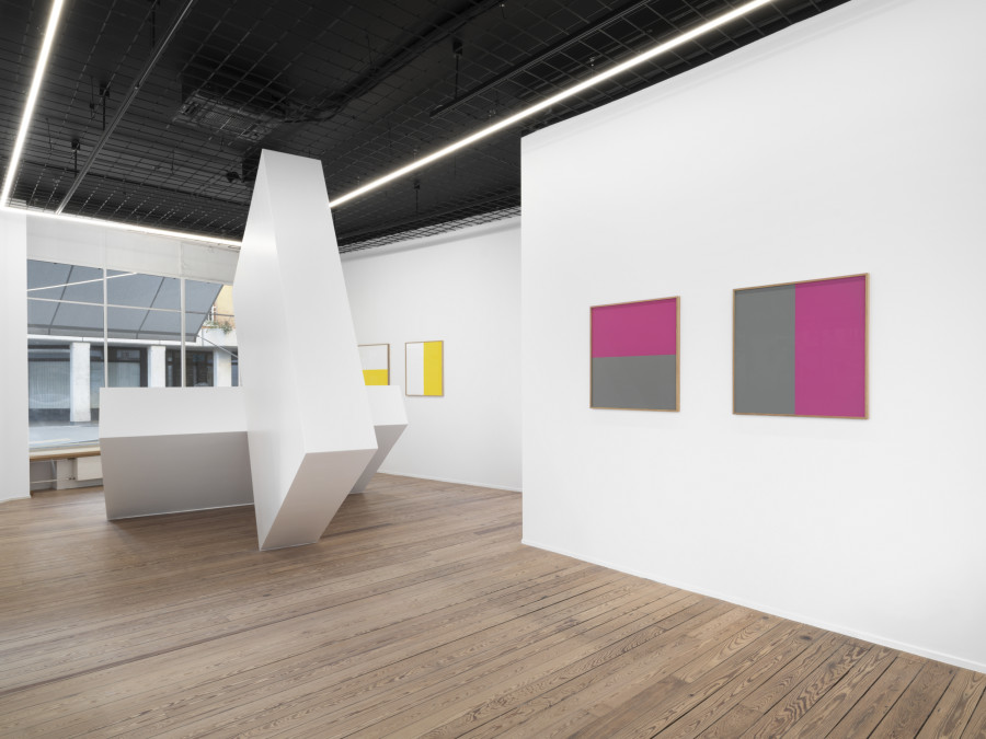 Olivier Mosset, installation views, 2023, galerie lange + pult Geneva. Photo credit: Julien Gremaud