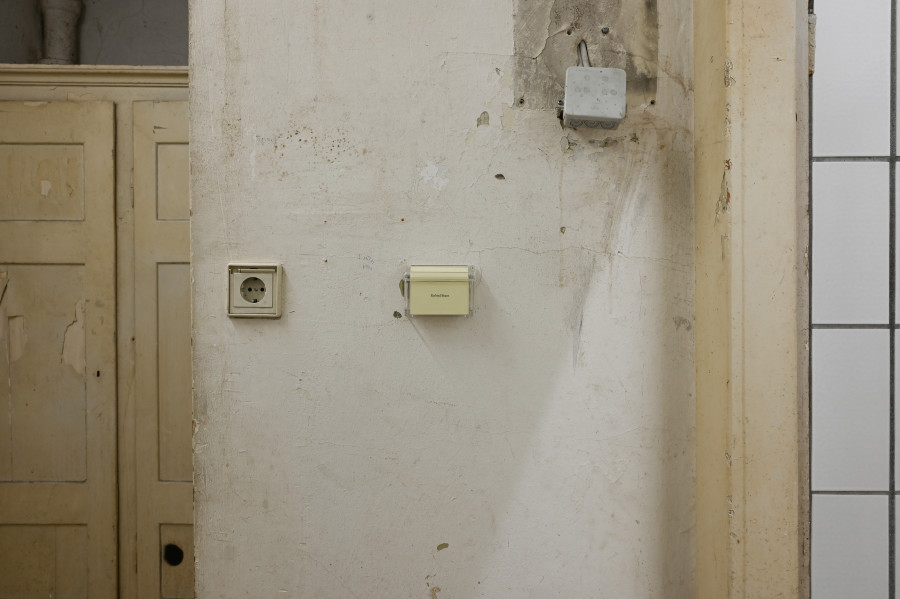 Jason Hirata, "Refried Beans," 2025, Jason Hirata, "Vergeltung" at Kaiserwache, Freiburg im Breisgau, 2025. Courtesy: the Artist and Kaiserwache. Photo: Stefan Lux