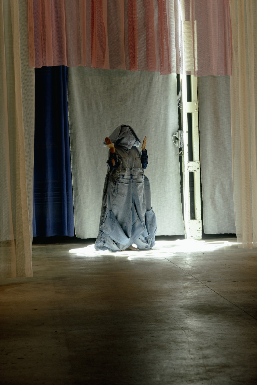 Klöntal Triennale 2024, Julie Monot, «HUT», 2024, performance with Leonore Brunner.