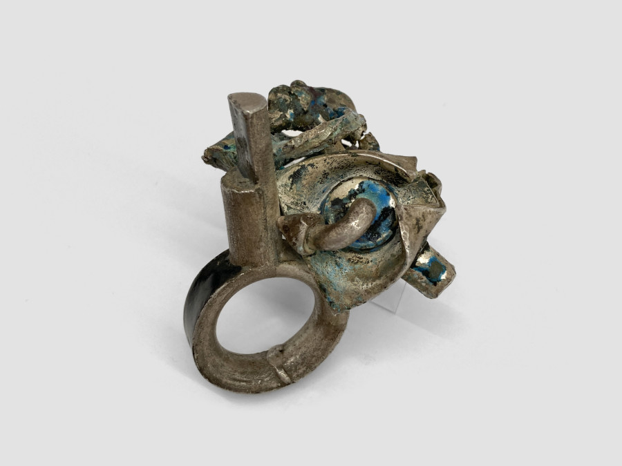 Bernhard Schobinger, Trümmerring / Debris Ring, 2006, Ring made of silver, enamel, 5 x 4.3 x 3.5 cm, Ring size 14, inner ⌀ 1.6 cm