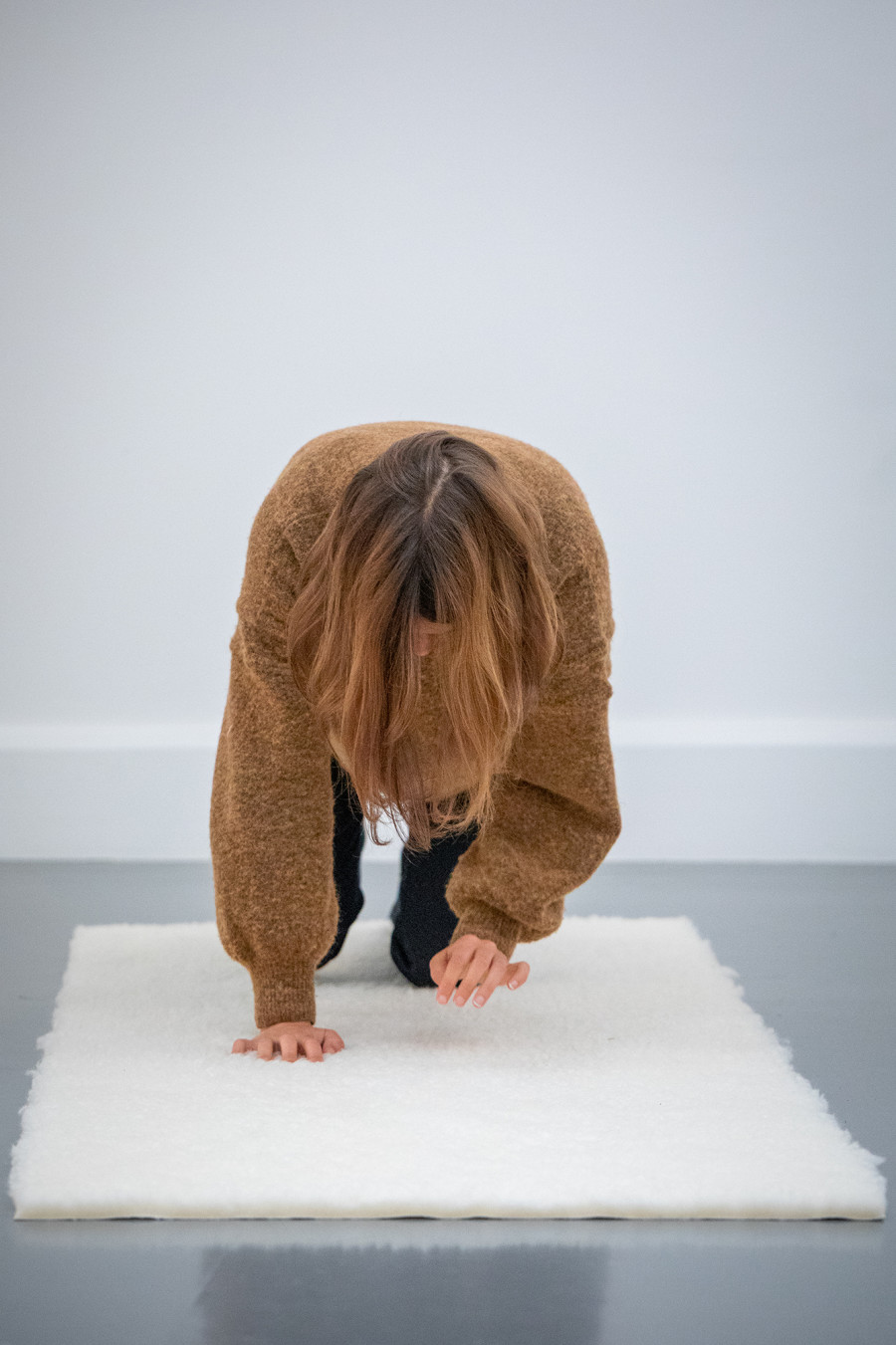 Feldenkrais lesson with works by Stanley Brouwn and Bruce Nauman, Collection Van Abbemuseum, Eindhoven, 2019, photo: Marcel de Buck