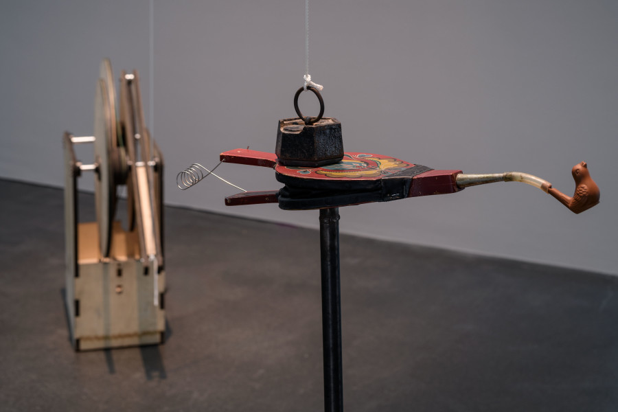 Maya Dunietz, Bird Whistle, 2016, kinetische Skulptur, verschiedene Materialien, Courtesy Candida Gertler, Ausstellungsansicht Kunstmuseum Luzern, Foto: Marc Latzel