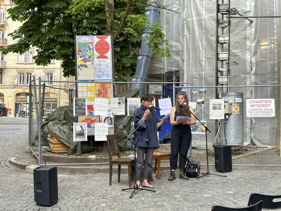 la folle Avoine, Bleu Automne, Lecture performée, Avec Elise Taiana et Pauline Ammann, Place des Pigeons Photo: Thalles Piaget.