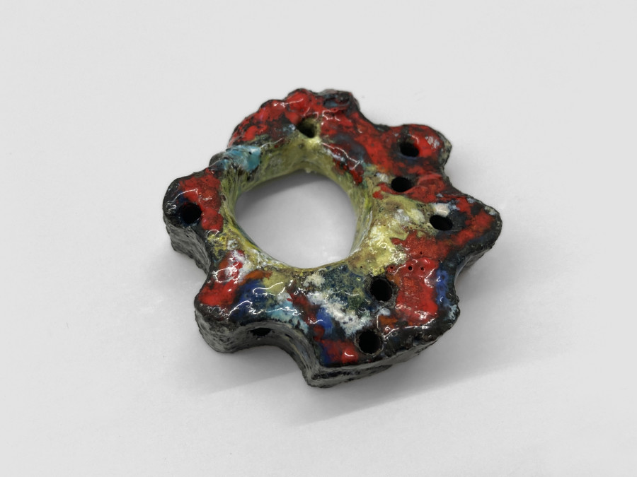 Bernhard Schobinger, Amöben-Ring / Amoeba Ring, 2015, Ring made of cast iron, enamel, 4 x 4.2 x 1.9 cm, Ring size 13, inner ⌀ 1.6 cm