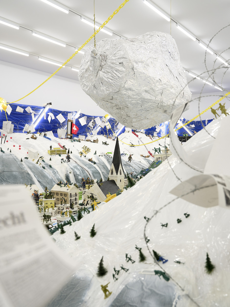 Installationsansicht Modell Neutralität, 1.2.–11.5.2025, Aargauer Kunsthaus. Thomas Hirschhorn (*1957), Wirtschaftslandschaft Davos, 2001, Aargauer Kunsthaus Aarau / Aargauischer Kunstverein und Schweizerische Eidgenossenschaft, Bundesamt für Kultur, erworben mit zusätzlicher Unterstützung von Angelika und Josef Meier, der Freunde der Aargauischen Kunstsammlung sowie des Kulturfonds Mit Genehmigung des Künstlers © 2025, ProLitteris, Zürich. Foto: David Aebi, Burgdorf