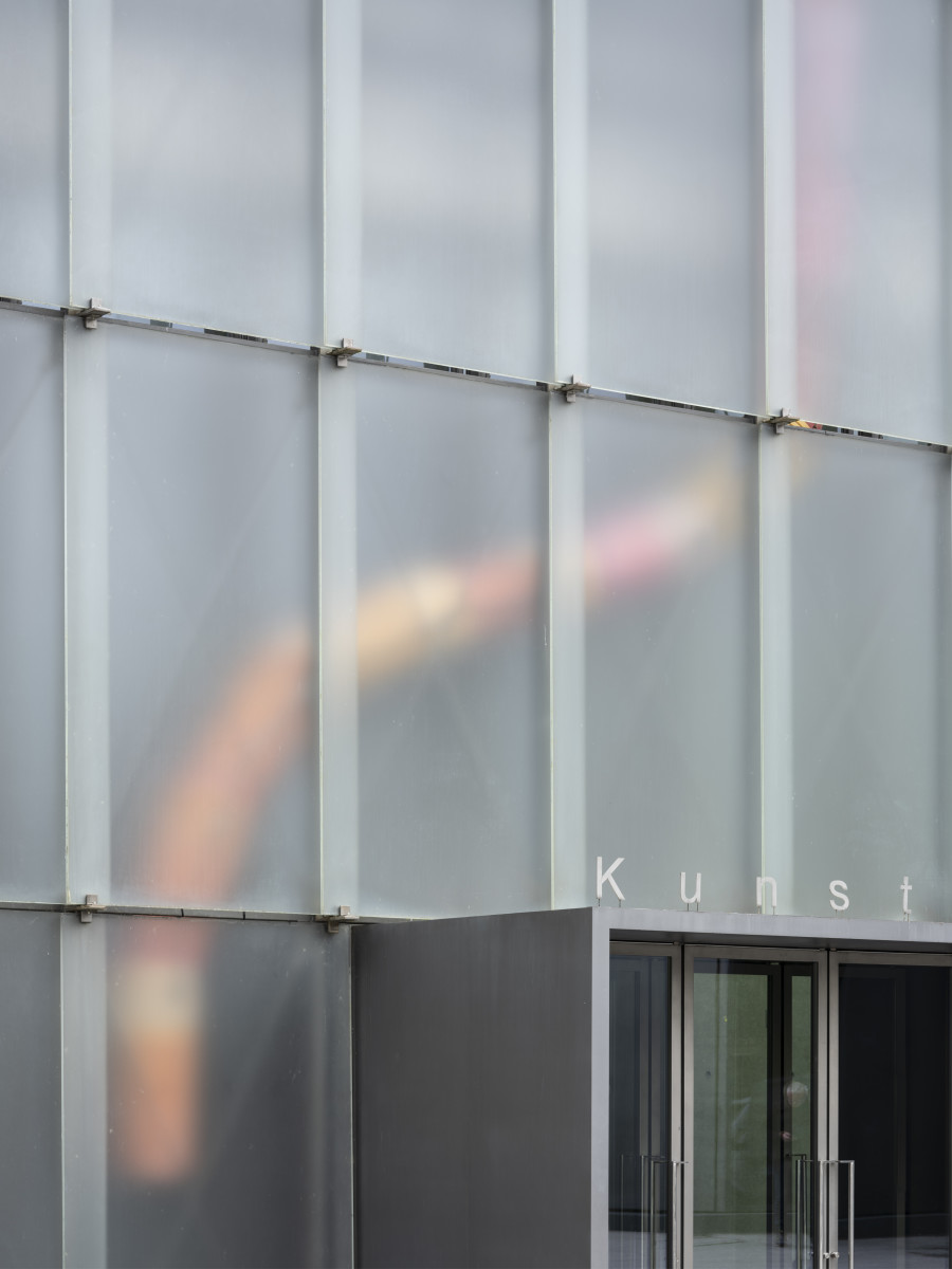 Cyprien Gaillard, When you expect flutes, it’s whistles, Installation view facade Kunsthaus Bregenz, 2026. Chute, 2026. Photo: Timo Ohler. © Cyprien Gaillard, Kunsthaus Bregenz. Courtesy of the artist, Sprüth Magers, Gladstone Gallery