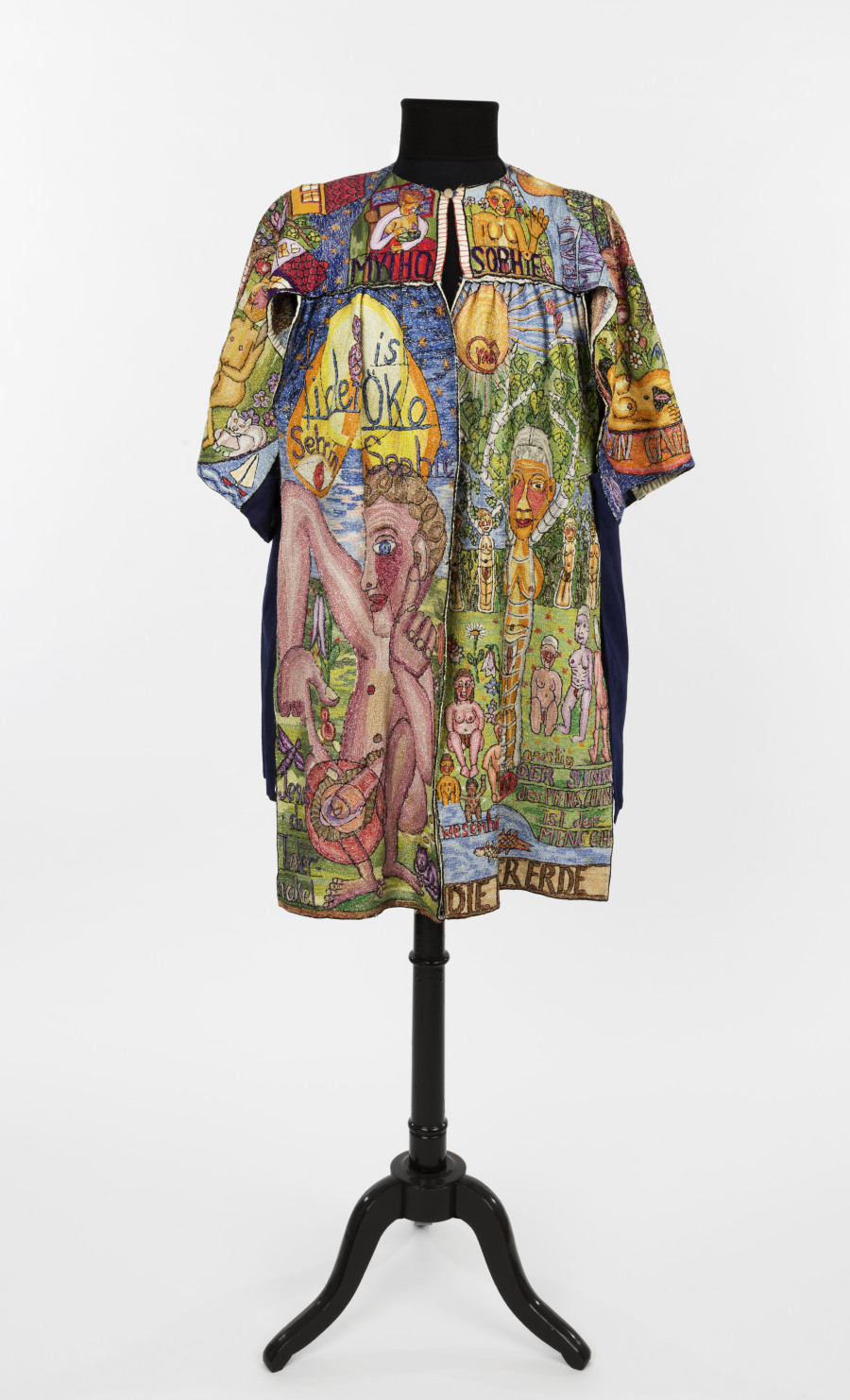 Helga Sophia Goetze Mytho Sophie, between 1970 and 2007 embroidery on fabric, 87 x 65 x 35 cm photo : AN – Collection de l’Art Brut, Lausanne