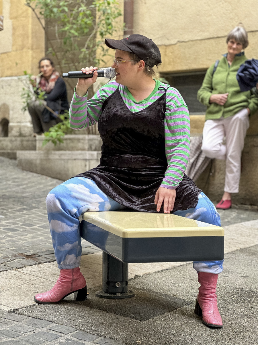 Rebecca Solari, Performance, Place des Pigeons Photo: Thalles Piaget.