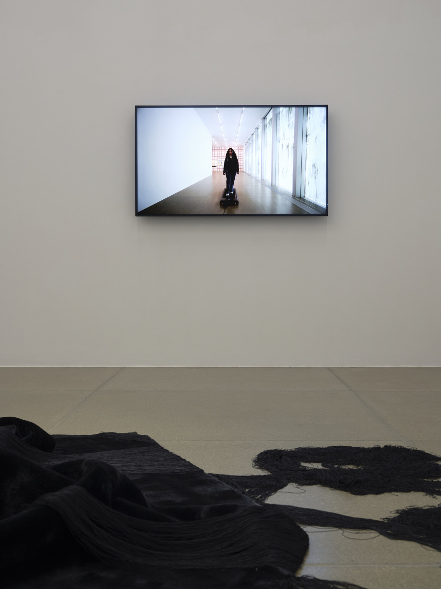 Installationsansicht Modell Neutralität, 1.2.–11.5.2025, Aargauer Kunsthaus. Kim Da Motta (*2000), How would I walk, had I never seen a woman walk?, 2022, Mit Genehmigung der Künstlerin © Kim Da Motta. Foto: David Aebi, Burgdorf