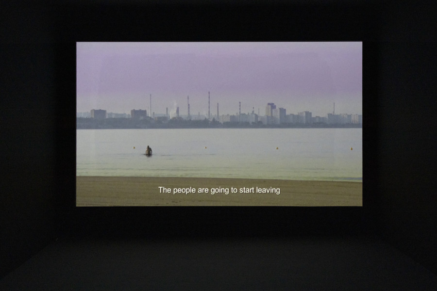 Amélie Bargetzi, Là où nous sommes, 2019-2020, Film, 35’41’’, Fos-sur-Mer, Frankreich. Installation view Kunsthaus Baselland. Photo: Gina Folly