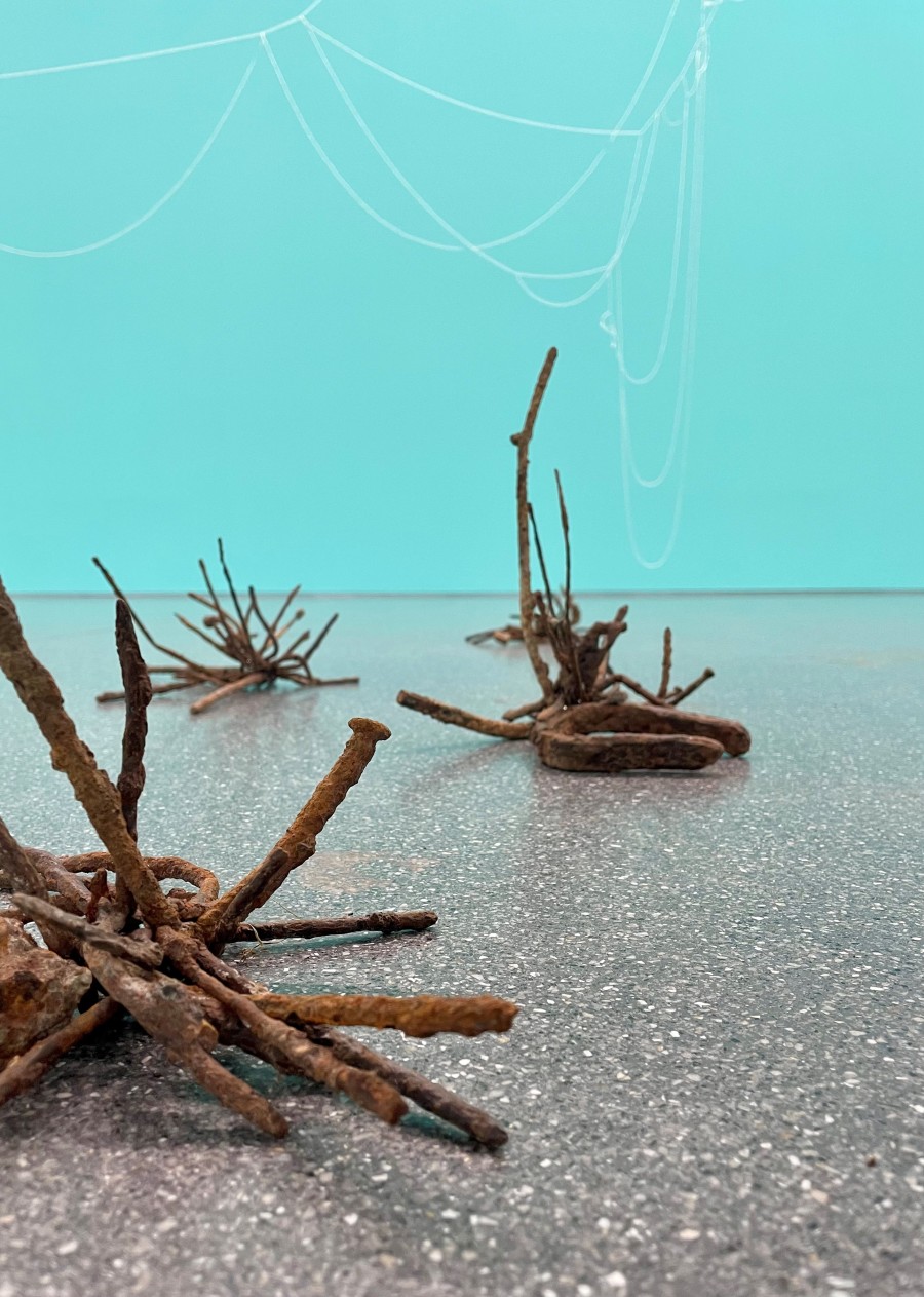 Franziska Furter, Making Waves, 2023, Glasperlen, Nylon, rostige Nägel, Magnete, Bündner Kunstmuseum Chur, Labor Im Besitz der Künstlerin