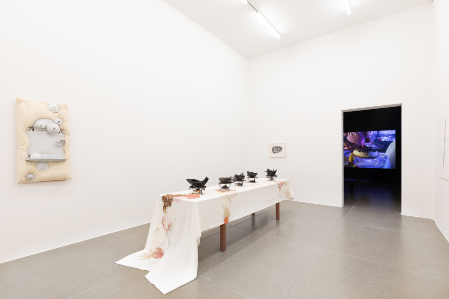 Installationsansicht Dishcomfort, 24.5. –24.8.2025, Aargauer Kunsthaus. Doris Stauffer (1934–2017), Schneewittchen und die acht Geisslein, 1966, Aargauer Kunsthaus Aarau / Schenkung Doris Stauffer. © Nachlass Doris Stauffer. Binia Bill (1904-1988), Südfranzösisches Brot, vor 1942, Aargauer Kunsthaus / Schenkung Chantal und Jakob Bill. © 2025, ProLitteris, Zürich. Oz Oderbolz (*1988), Mi casa, su casa, 2019. © Oz Oderbolz. Teresa Hubbard (*1965) / Alexander Birchler (*1962), Eight, 2001, Aargauer Kunsthaus / Depositum der Walter A. Bechtler-Stiftung. © Teresa Hubbard /Alexander Birchler. Foto: Luca Klett, Zürich