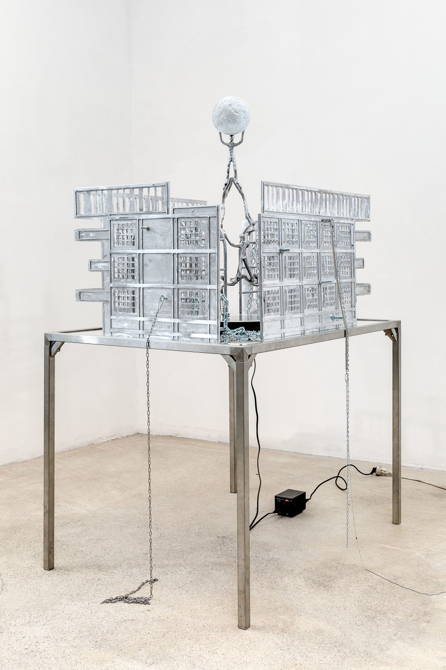 Mathis Altmann (*1987) Collabcore, 2018 Aluminium, stainless steel, mirror, rotary display, LED 177 x 125 x 90 cm Photo: Romains Darnaud