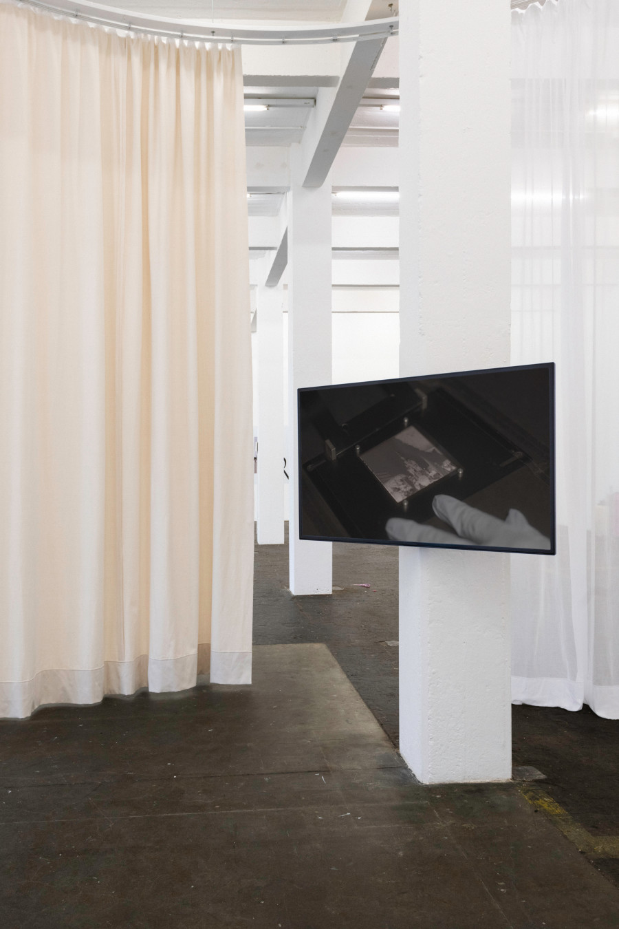 «Entangled Events», Camille Kaiser, Off-camera, 2022. Photo: Kunst Halle Sankt Gallen, Sebastian Schaub. Courtesy: the artists.