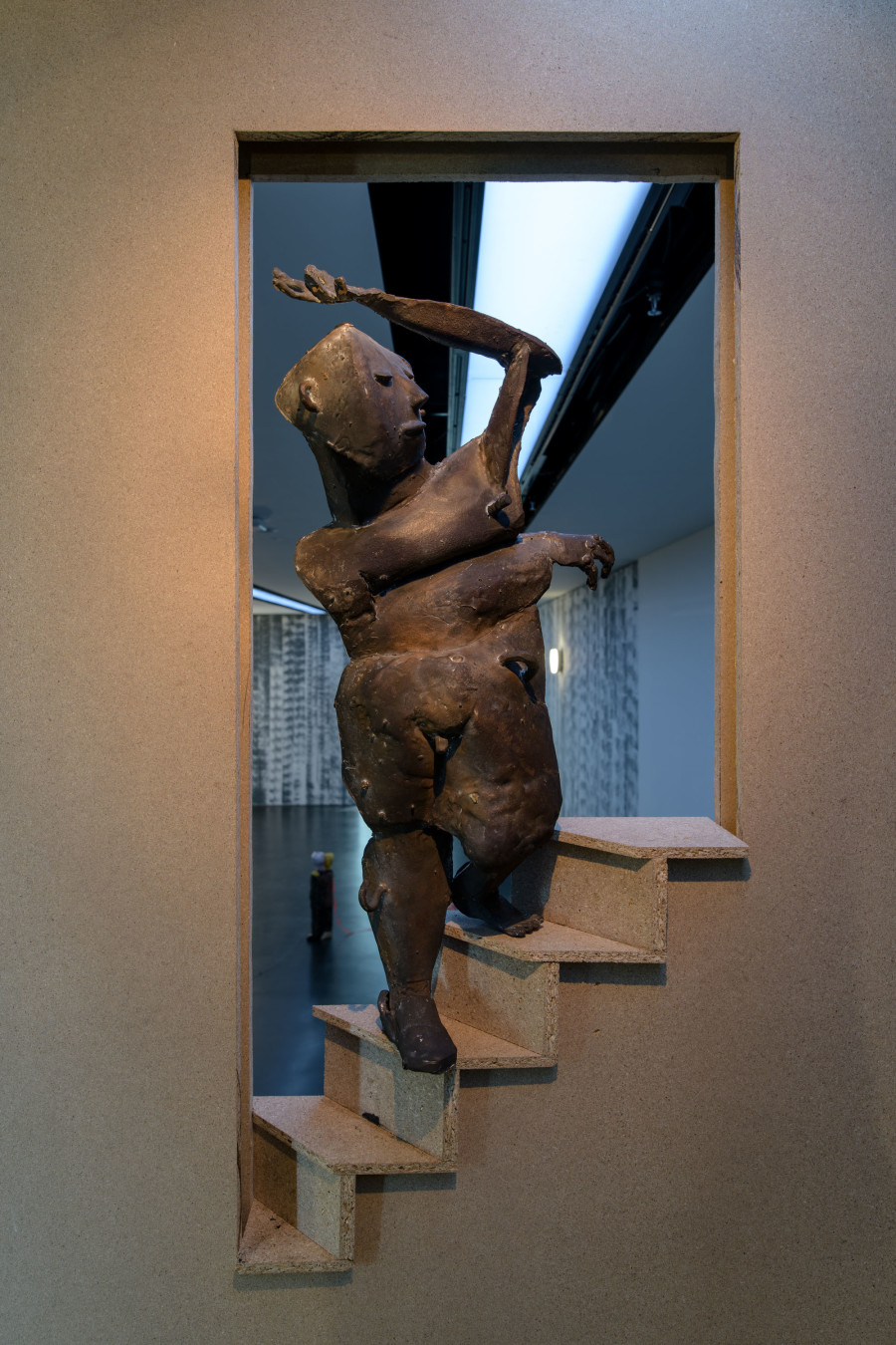 Micha Zweifel, LIFT, 2019, Bronze, Ausstellungsansicht Zur Sackgasse 4. Stock / Manor Kunstpreis, Zentralschweiz Luzern, Foto: Marc Latzel