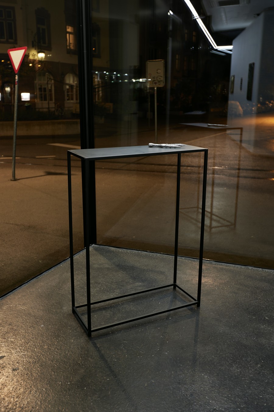 Paula Santomé, Toe to Toe I, 2023. Aluminium cast, table. 100 x 80 x 30 cm. Unique. Photographer: Moritz Schermbach. Courtesy of the artist and VITRINE London/Basel.